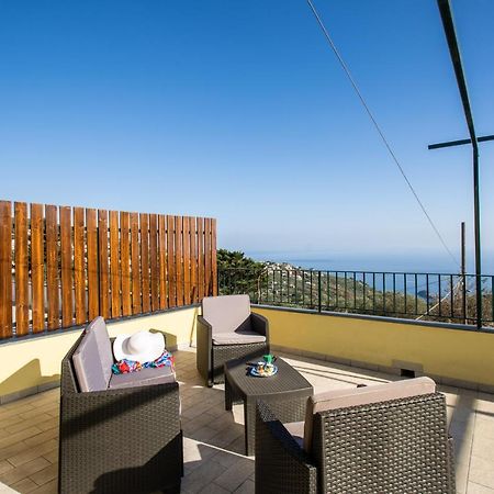 شقة Magdalene'S House - Sea View Terrace ماسّا لوبْرينسِ المظهر الخارجي الصورة